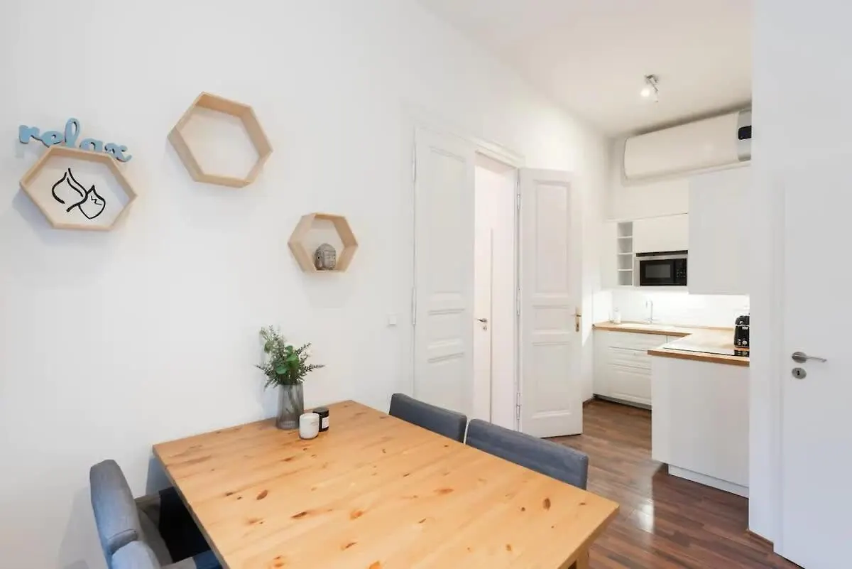 Metropolitan Prague Apt With Amenities Apartment